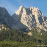 Der Große Waxenstein (2277 m) ist der niedriger wirkende Gipfel rechts im Bild