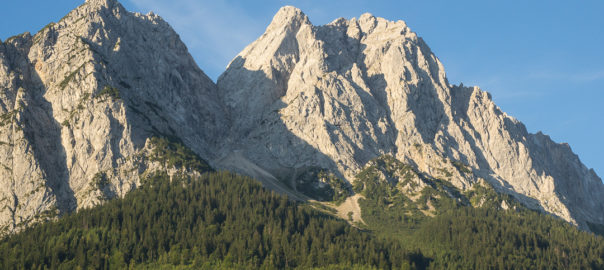 Der Große Waxenstein (2277 m) ist der niedriger wirkende Gipfel rechts im Bild