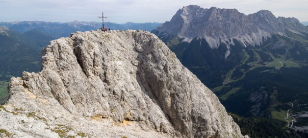 Der 2417 m hohe Gipfel der Ehrwalder Sonnenspitze, fotografiert vom Vorgipfel. Der Berg rechts im Hintergrund ist die Zugspitze.