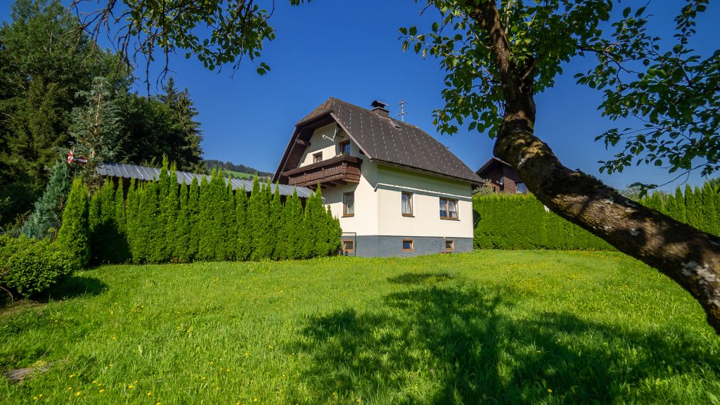 Blick aufs Wohnhaus vom ostseitigen Garten